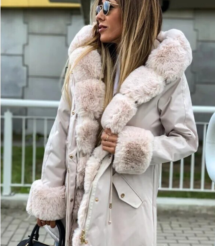 Detalle de abrigo de invierno para mujer, tejido cálido y estilo elegante. Confort lujoso en invierno.
