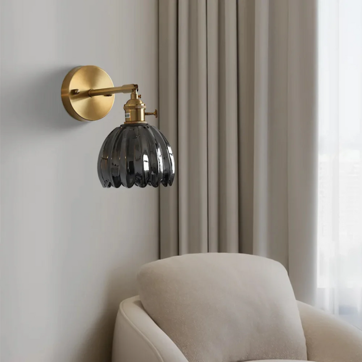 Aplique de pared retro dorado con vidrio tulipán, ideal para iluminación vintage de hogar.
