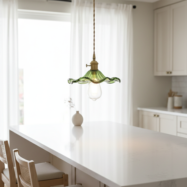Colgante de iluminación, vidrio estriado con latón, estilo orgánico para decoración interior.
