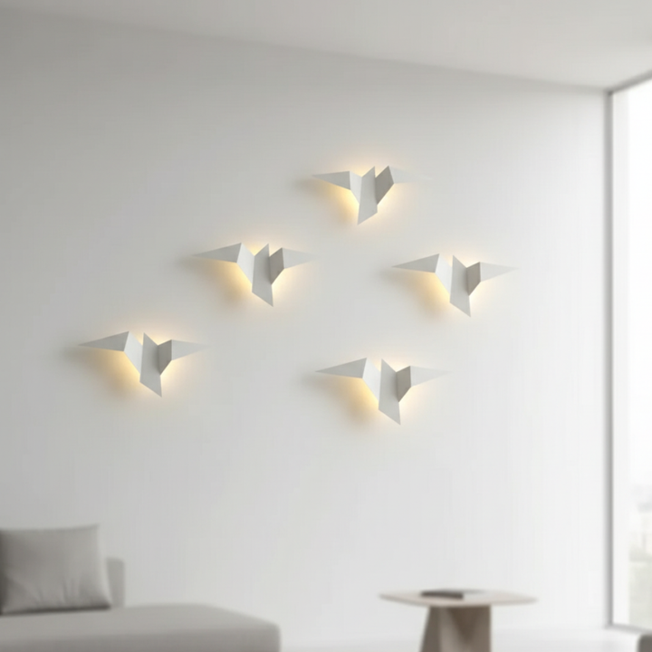 Aplique de pared LED origami para sala. Iluminación decorativa moderna con toque japonés, ambiente acogedor.