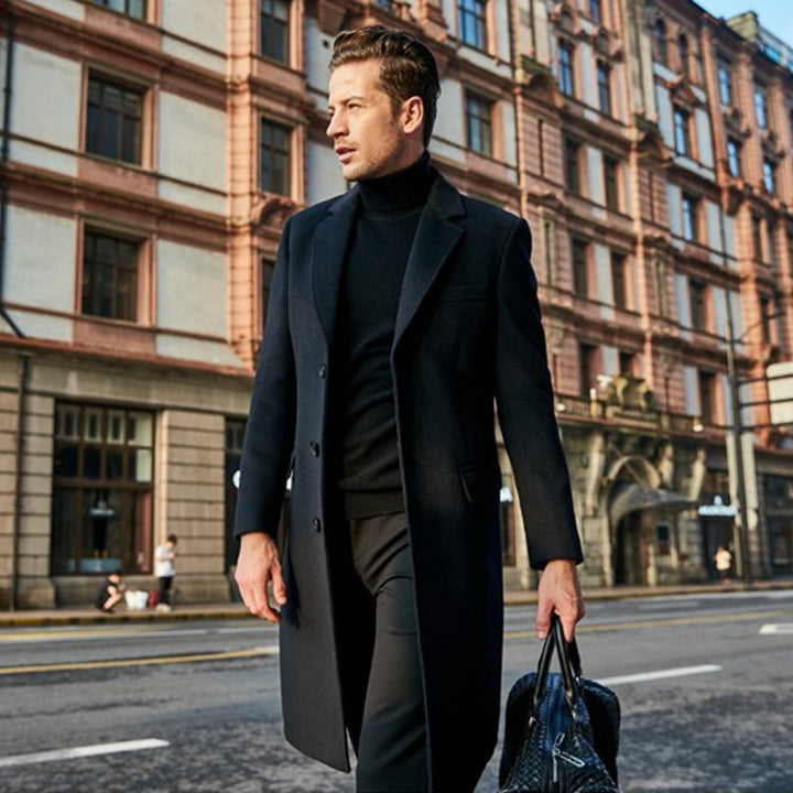 Abrigo largo clásico negro para hombre, ideal para invierno, estilo formal y elegante.