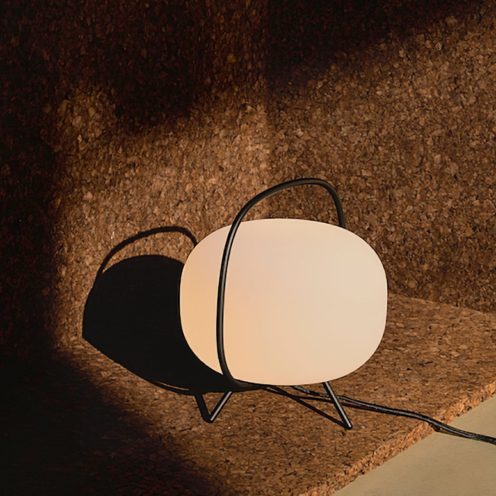 Aporta un toque contemporáneo con esta lámpara de mesa para iluminación ambiental.