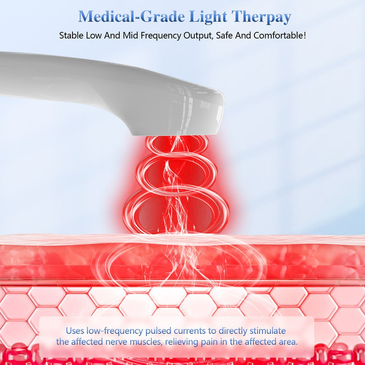 Mano sosteniendo dispositivo de terapia de luz roja portátil, para dolor articular y muscular.