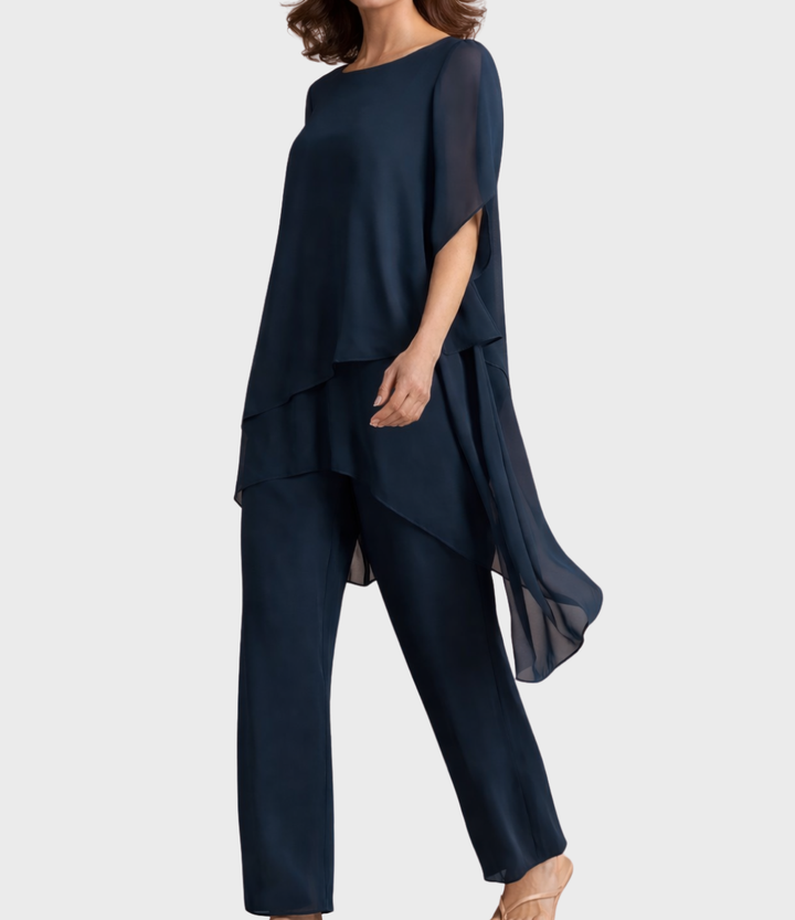 Modelo usando conjunto palazzo rosa vibrante de dos piezas para mujer, estilo moderno y fluido de verano.