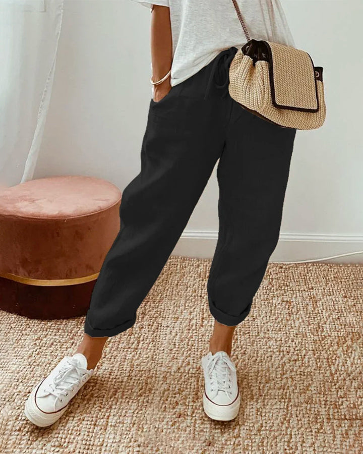 Pantalón fluido negro con cintura elástica, versátil para la moda femenina. Comodidad y estilo natural.
