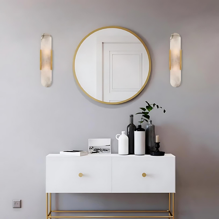 Aplique de pared moderno con base de mármol y brazo de metal negro, ideal para interiores.