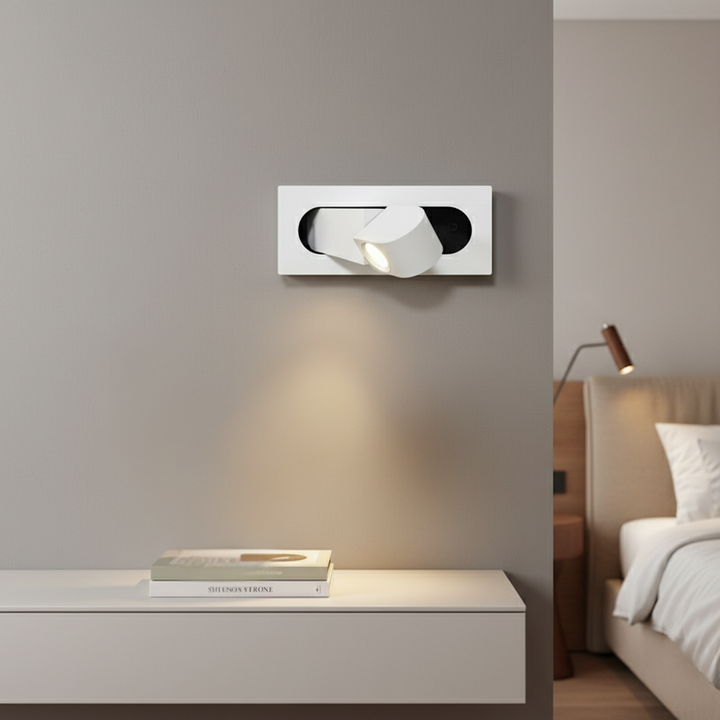 Aplique de pared versátil para luz de lectura en estudio o como lámpara de noche en dormitorio.