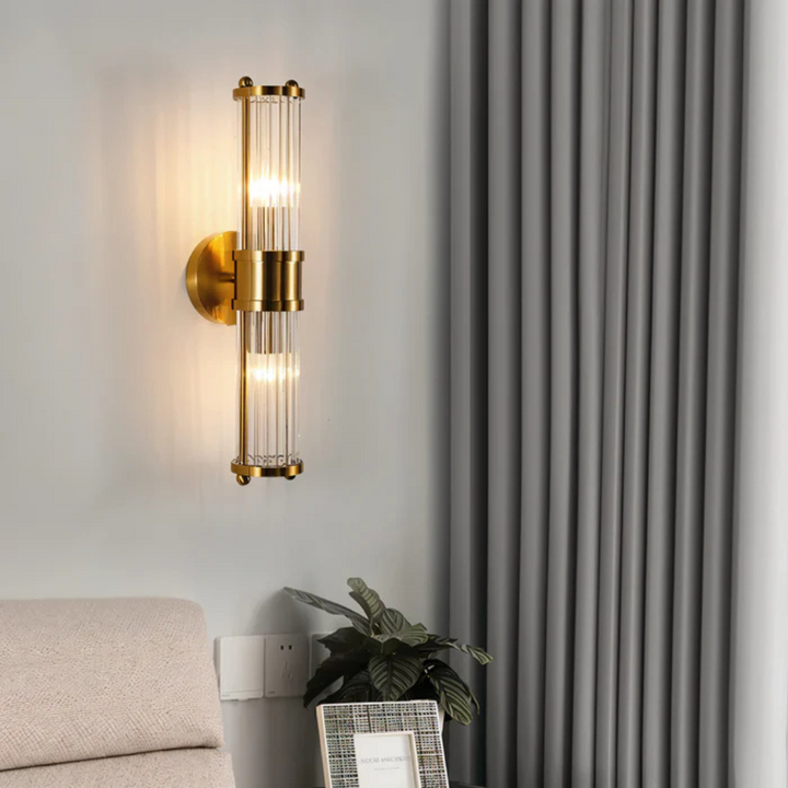 Lámpara de pared LED dorada con detalles de cobre y cristal, ideal para iluminación interior elegante y moderna.