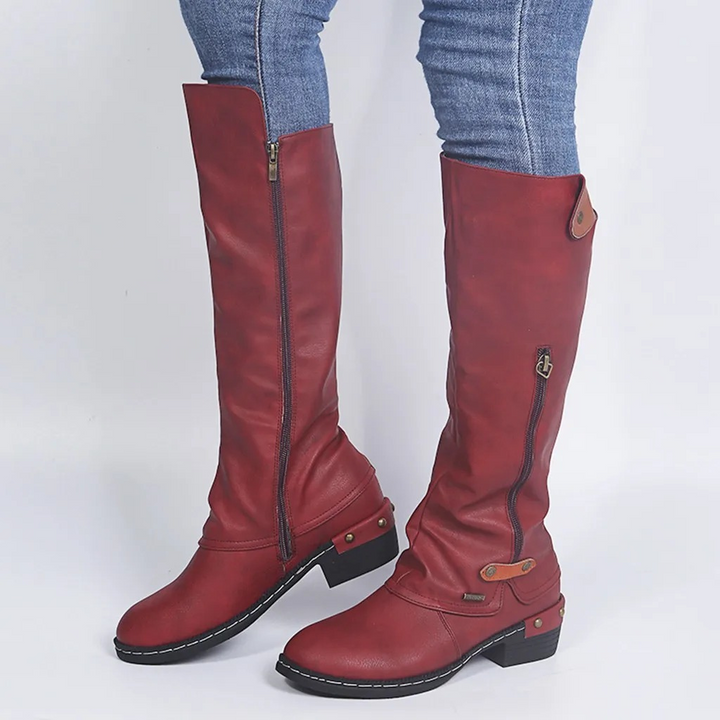 Botas altas para mujer con diseño ligero y botón metálico. Calzado femenino elegante y moderno.