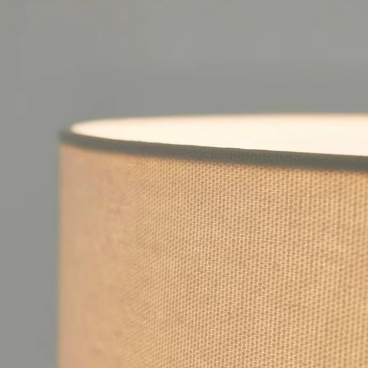 Lámpara de pie moderna de madera con esferas para interiores, iluminación ambiental de calidad superior.