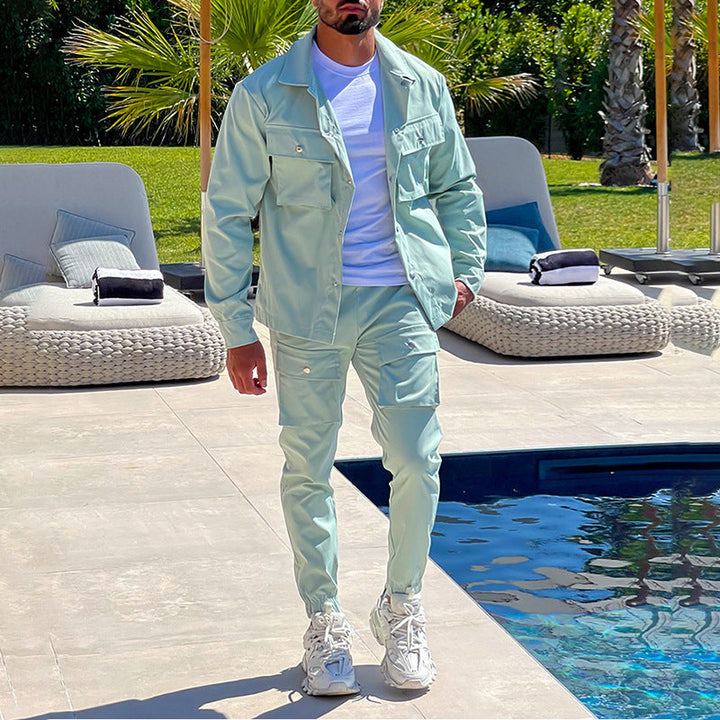 Pantalón cargo de hombre, parte del conjunto urbano. Estilo casual y deportivo para moda masculina moderna.