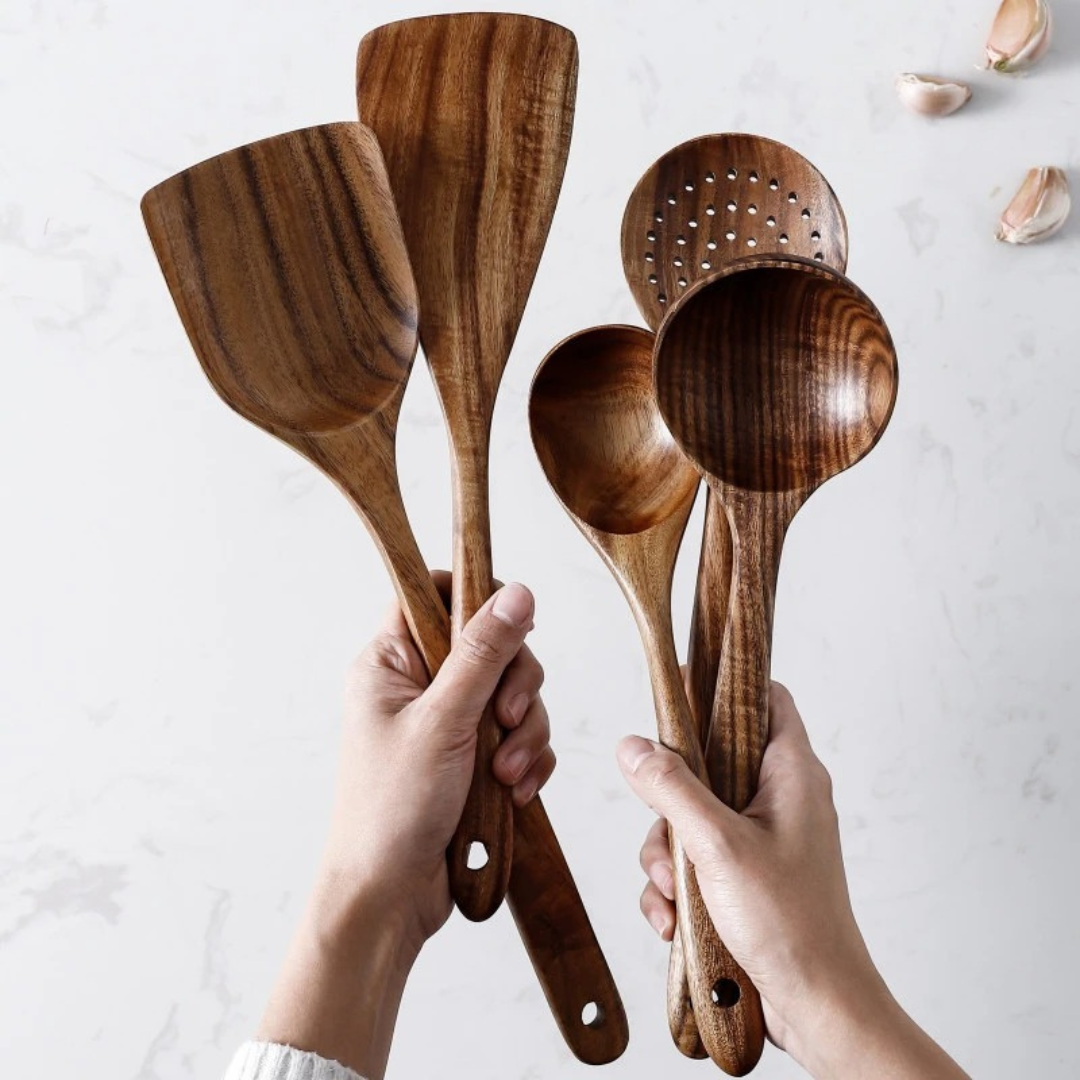 Set de 5 utensilios de madera de nuez natural, ideal para cocinar sin dañar sartenes antiadherentes. [[lstfy-media:7]]