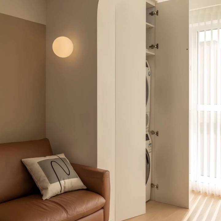 Luz de pared interior, aplique moderno y minimalista con difusor de esfera para iluminación suave.