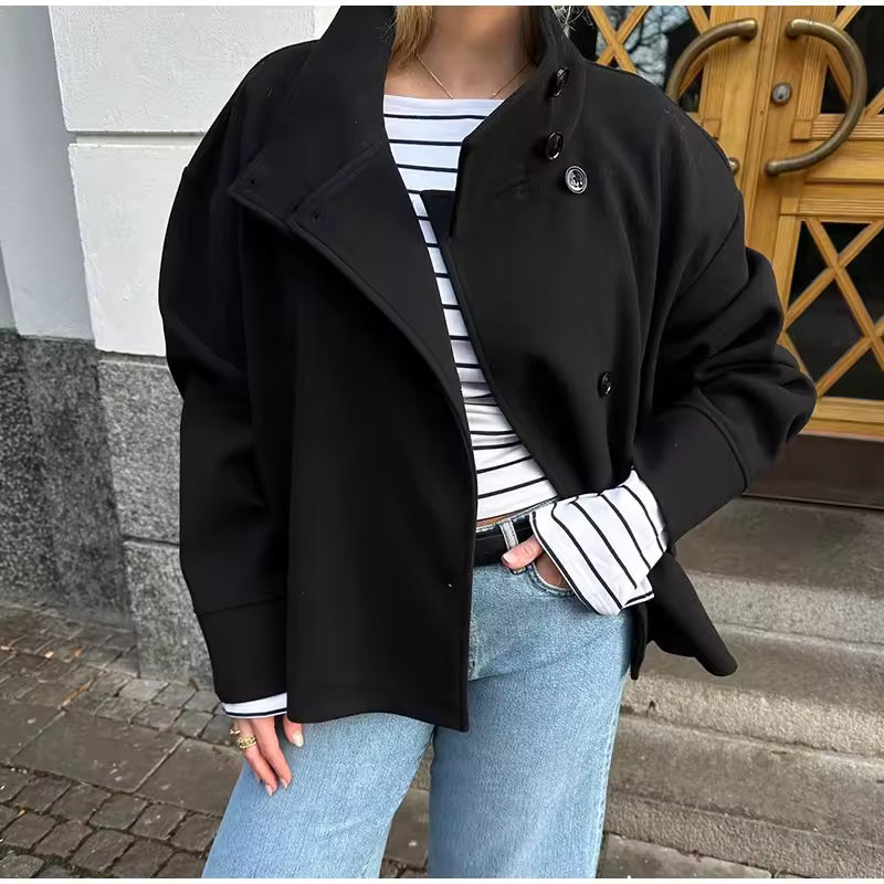 Prenda de tendencia: chaqueta corta mujer con botones de lujo, perfecta para un look casual chic.