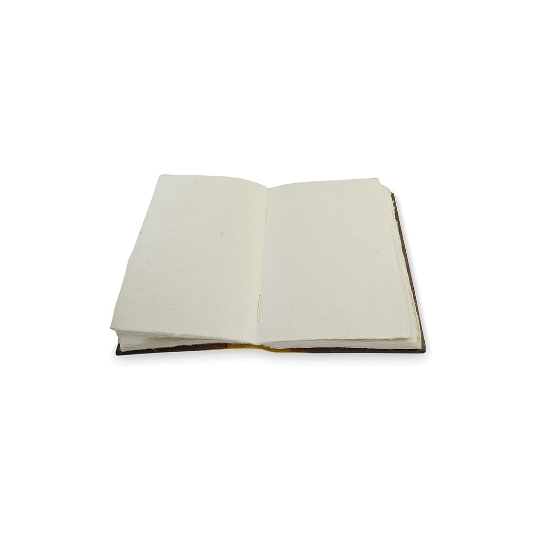 Cuaderno de cuero vintage abierto con papel lokta artesanal, listo para escritura y diario personal.