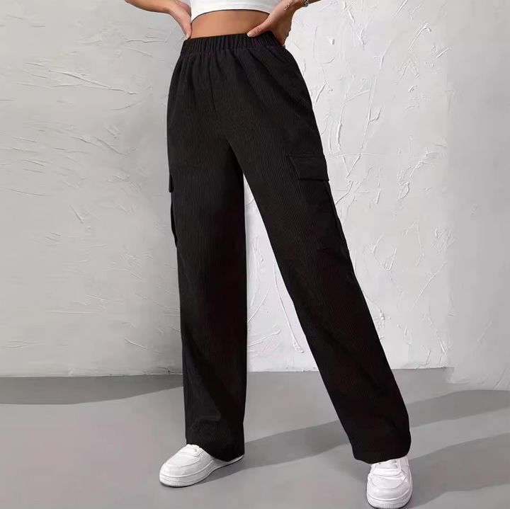 Pantalón cargo de mujer negro o marrón, pierna ancha y cintura alta. Estilo urbano moderno, muy cómodo y versátil.