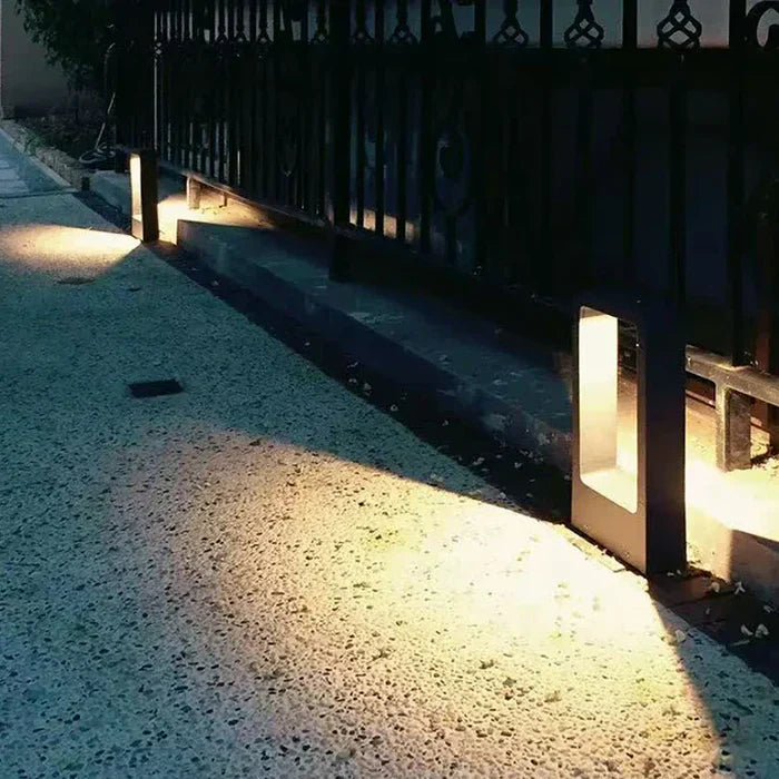 Lámpara de suelo LED con diseño moderno. Perfecta para realzar la estética de jardines y exteriores.