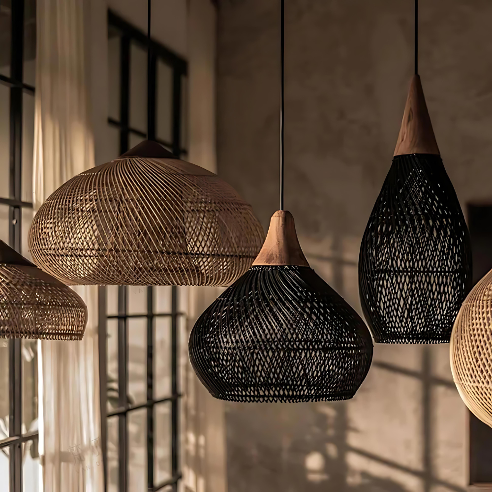 Lámpara de ratán colgante artesanal, diseño tejido a mano estilo boho. Perfecta para iluminación interior.