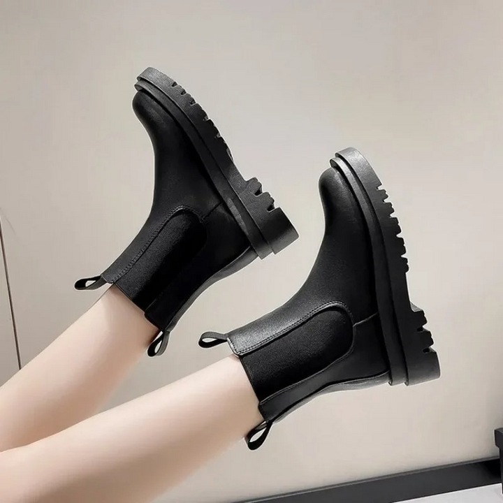 Botas Chelsea de mujer modelo Nerea. Calzado de moda versátil con suela robusta y tiradores, ideal para otoño.