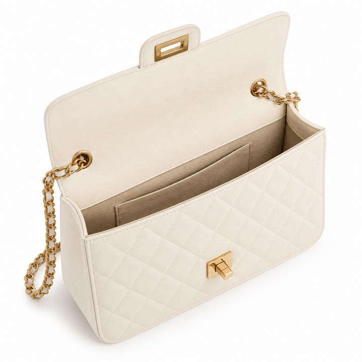 Bolso crema acolchado con cadena dorada, perfecto para mujer. Diseño moderno y versátil para cualquier ocasión.