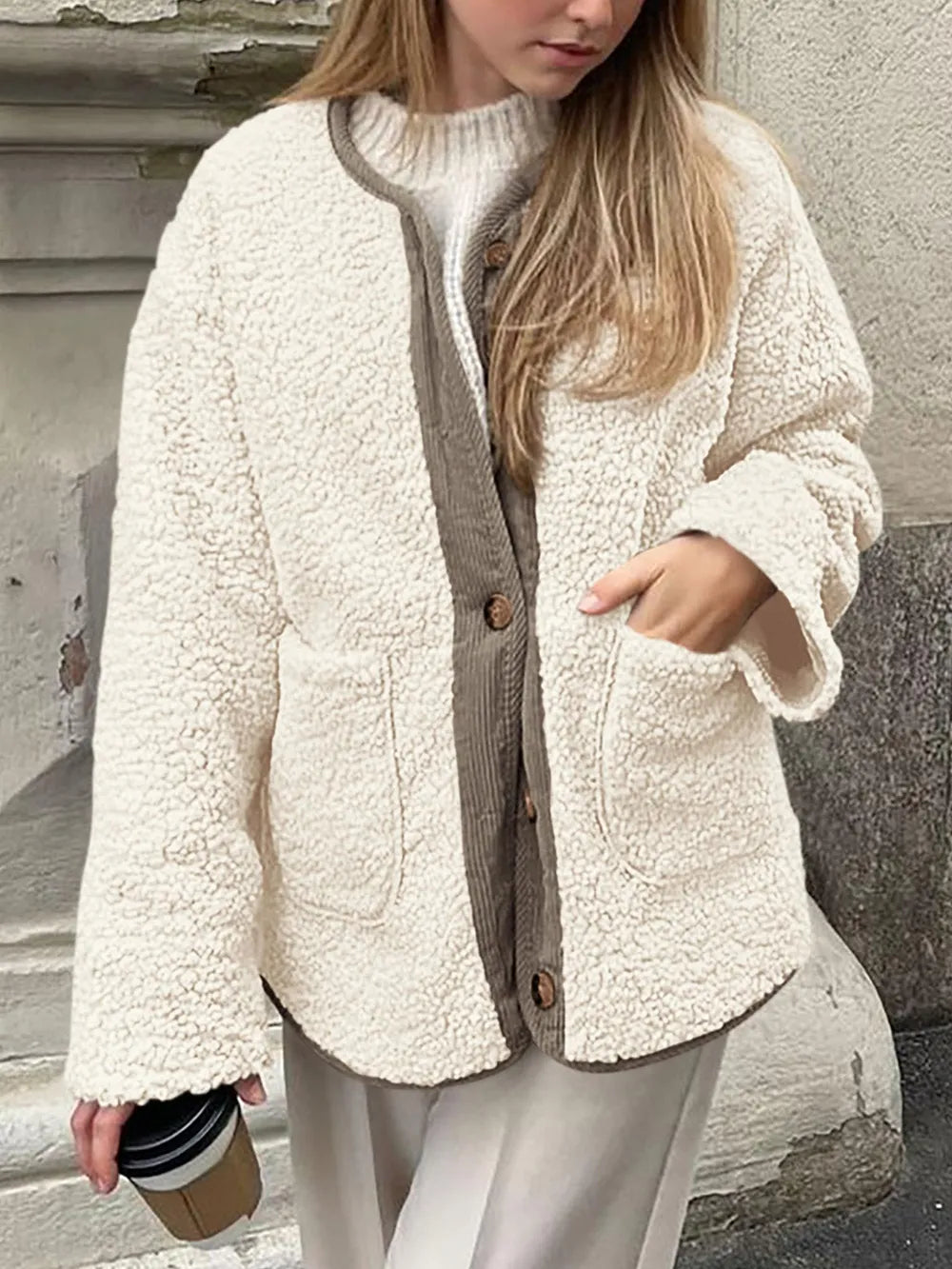 Abrigo de invierno mujer, borreguito suave, estilo bicolor moderno y cómodo.