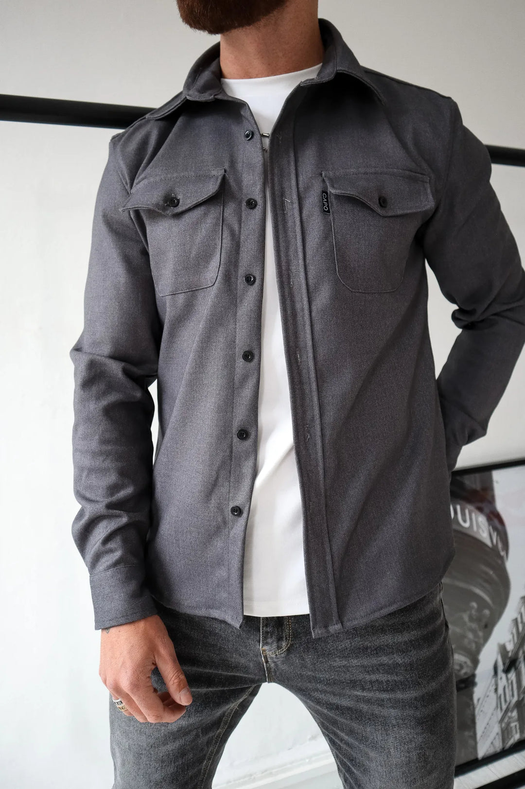 Hombre vistiendo sobrecamisa IVAR, estilo urbano casual. Moda masculina funcional con bolsillos, ideal para otoño.