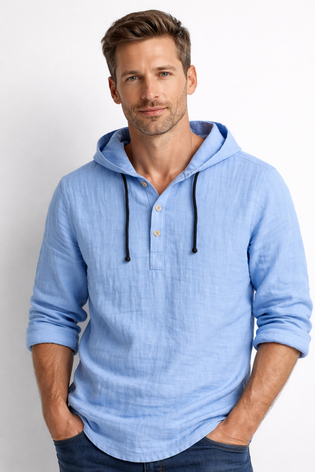 Modelo posando con camisa de hombre con capucha, color blanco, para un look fresco y casual de verano.