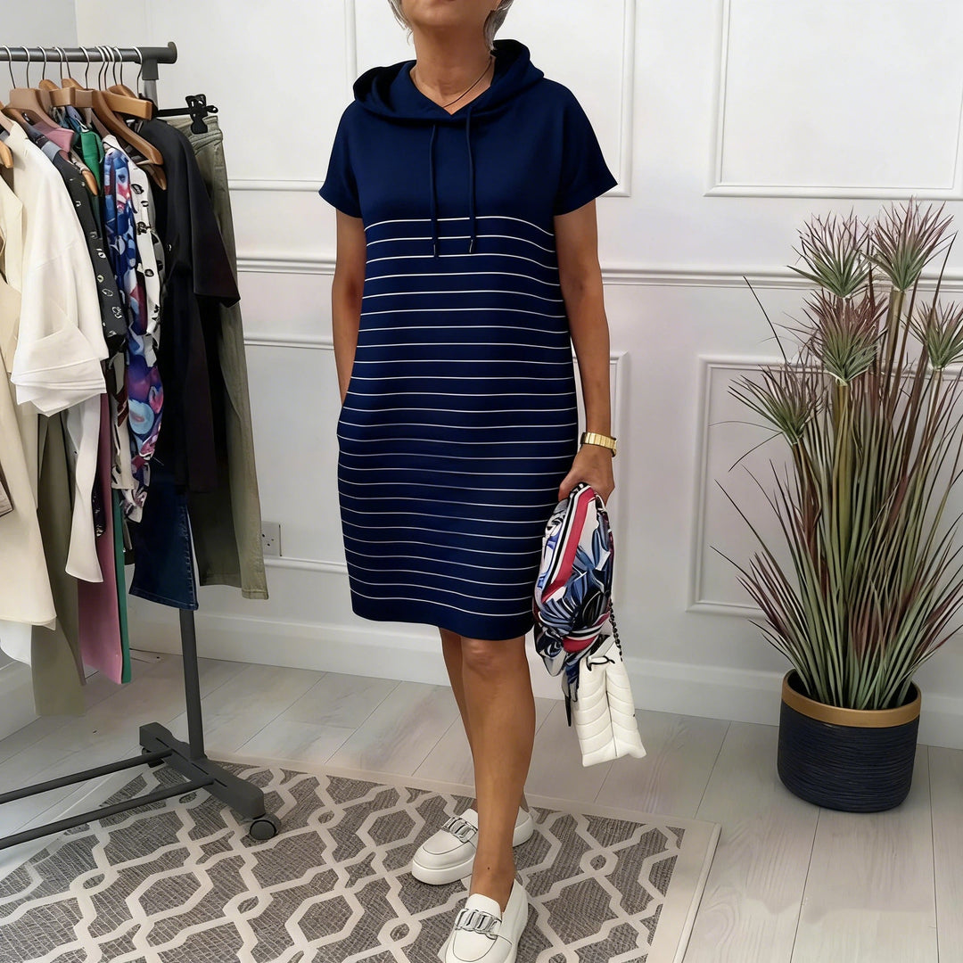 Vestido de verano casual para mujer, rayado con capucha. Ropa femenina cómoda y moderna para el día a día.