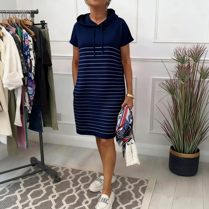Vestido de verano casual para mujer, rayado con capucha. Ropa femenina cómoda y moderna para el día a día.