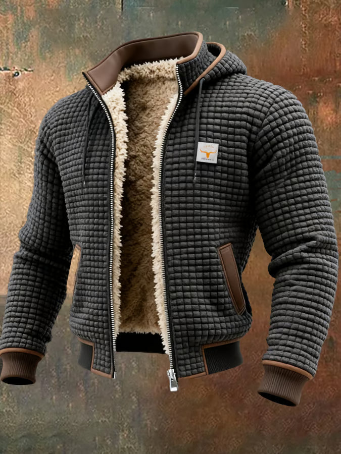 Interior suave de la chaqueta acolchada para hombre, proporcionando calor y confort en invierno.