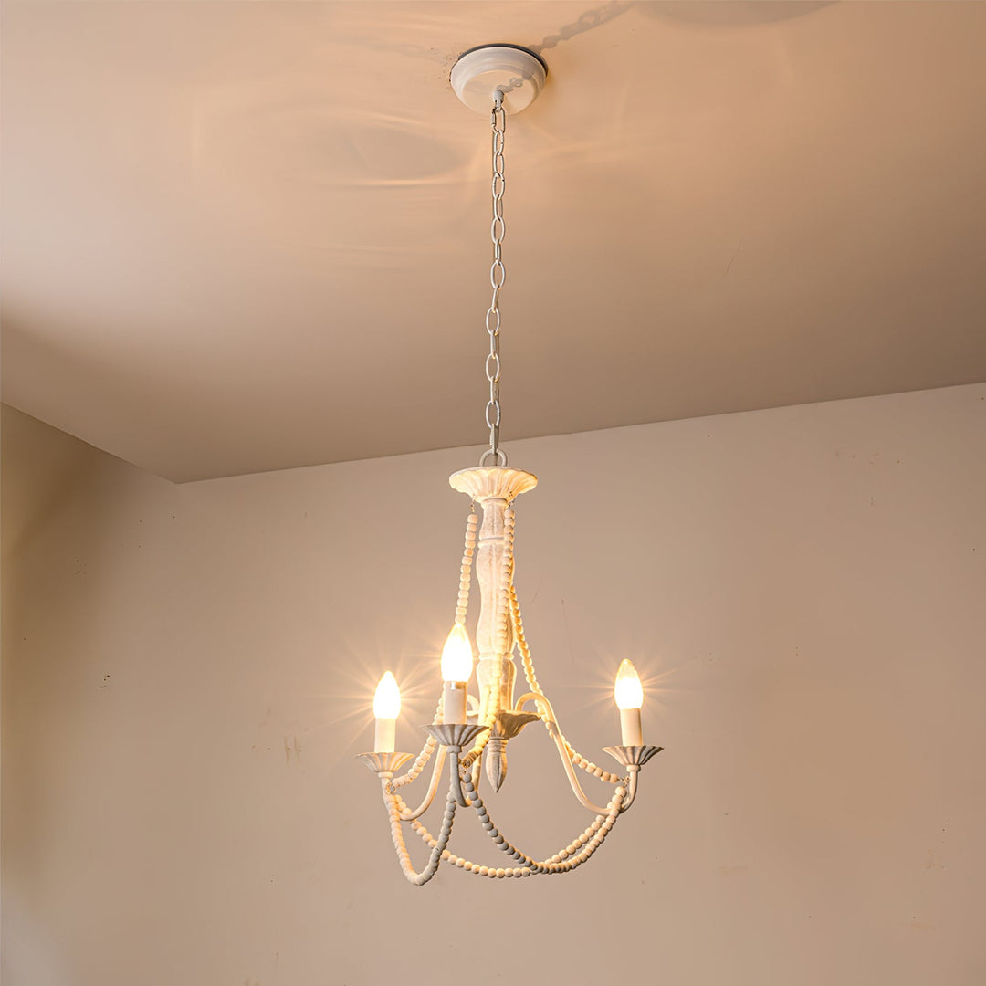 Candelabro colgante mate estilo vintage moderno, con tres brazos y acabado blanco antiguo.