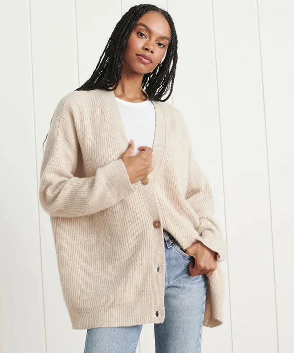 Elegante cárdigan de punto con botones y cuello en V para mujer. Prenda sofisticada de moda de otoño/invierno.