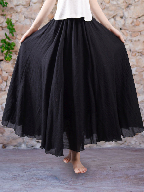 Primer plano de falda fluida de mujer, elegante para verano. Maxi cómoda, estilo bohemio casual.