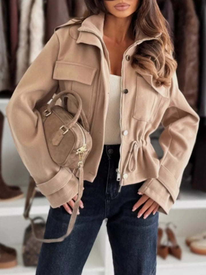Chaqueta casual ligera de mujer con botones frontales y cordón ajustable. Ideal para entretiempo, moda versátil.