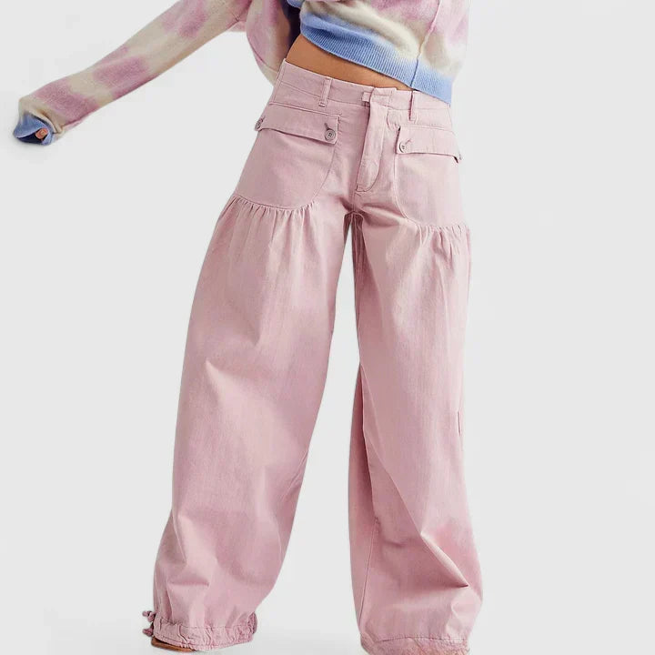Vista frontal de pantalón bohemio ancho de mujer, resaltando los pliegues y el ajuste cómodo de verano.