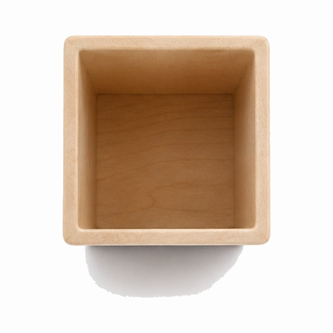Moderno organizador de escritorio cónico cuadrado en color crema, con acabado mate, para una oficina organizada.