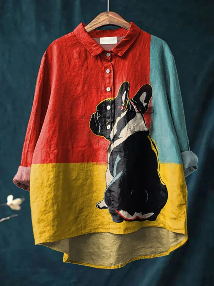 Modelo vistiendo camisa oversize de algodón suave con estampado artístico de animales, moda cómoda.