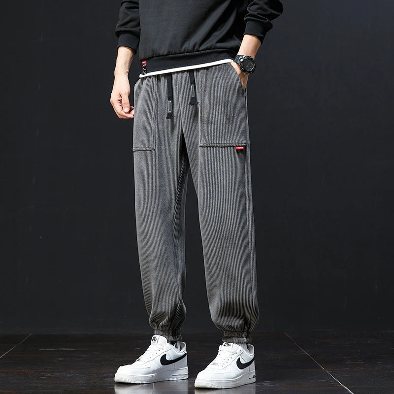Hombre con joggers relajados de moda masculina, estilo casual y moderno para el día a día.
