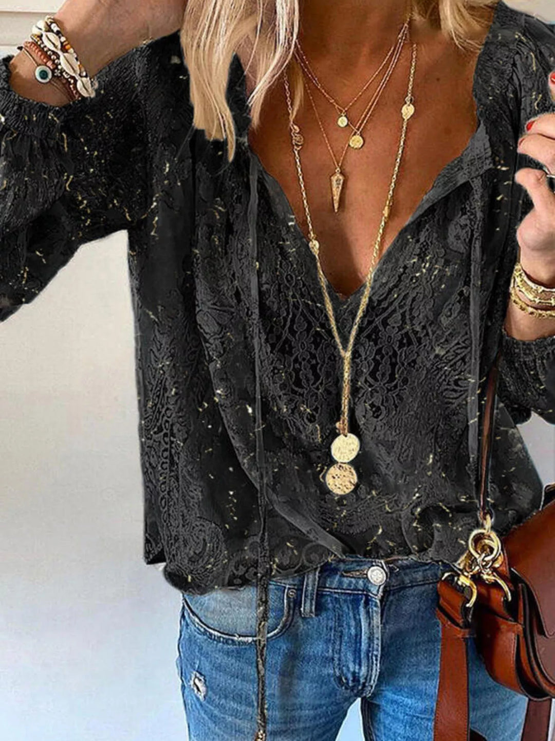 Blusa elegante de encaje con lazo en el cuello. Moda versátil y romántica para mujer.