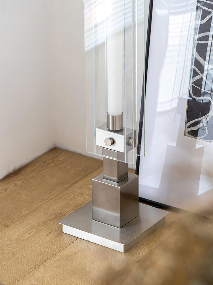 Lámpara de pie M29, icono de diseño minimalista con pantalla de vidrio transparente para el hogar moderno.