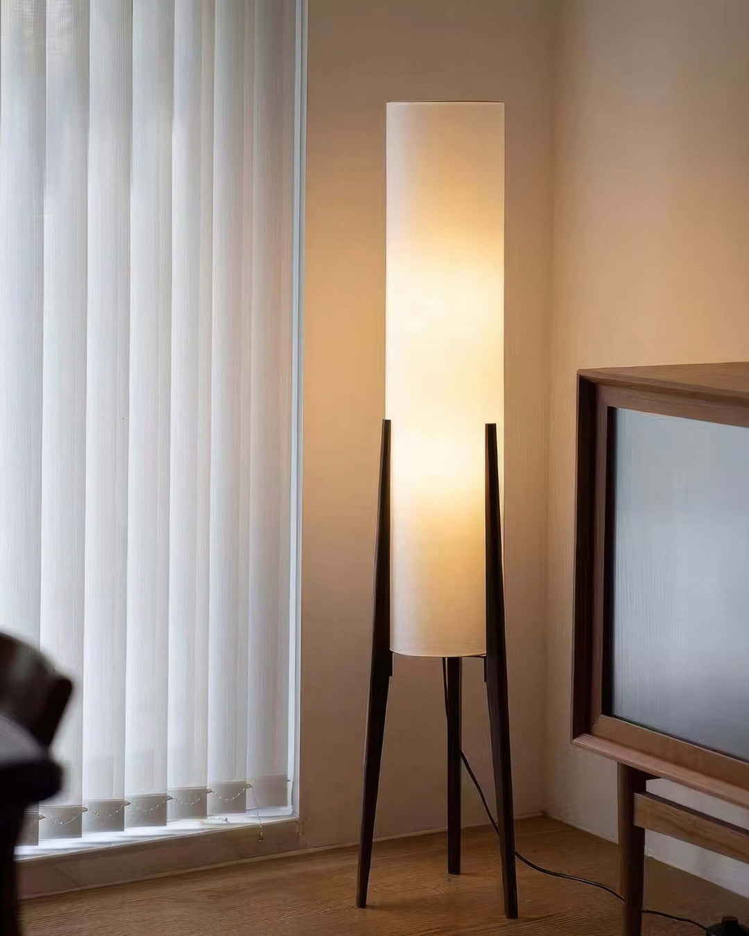 Lámpara de pie con pantalla de tela y base de madera sólida, ofrece iluminación LED suave.