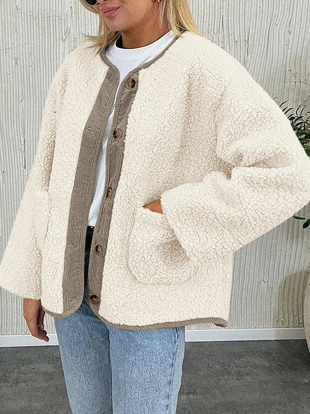 Chaqueta casual bicolor para mujer, fabricada en borreguito cálido con bolsillos.