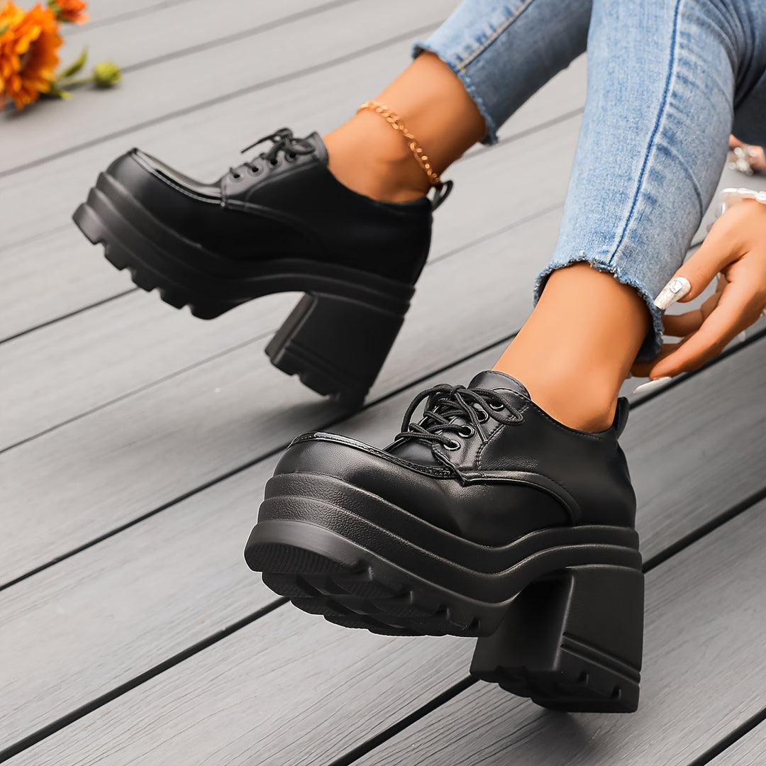 Zapatos plataforma chunky de mujer, tacón bloque ancho y cómodo. Estilo retro, moda femenina, tendencia.