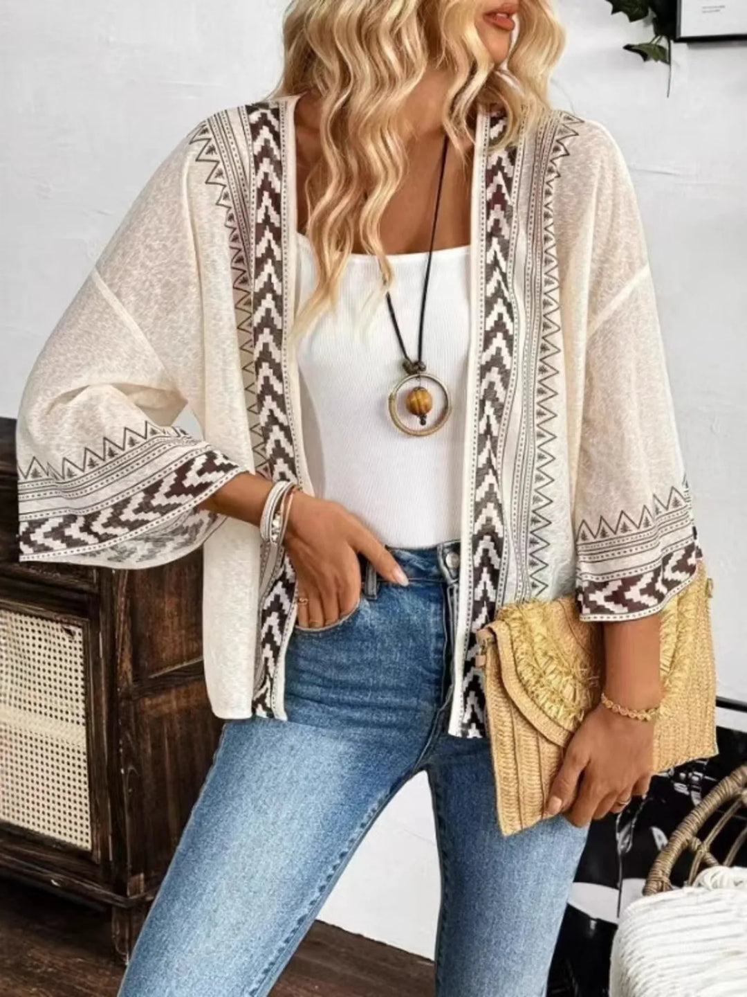 Kimono mujer abierto estilo boho. Cárdigan ligero de verano, ideal para moda femenina y atuendo casual.