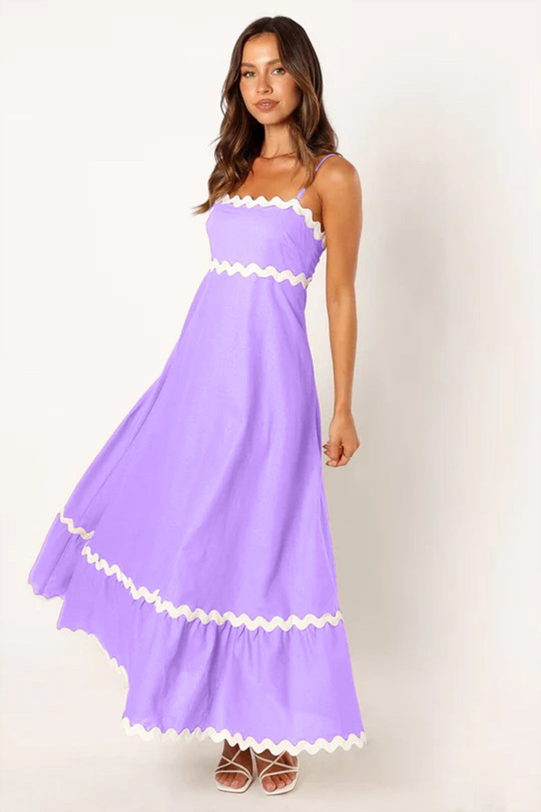 Comodidad y moda: vestido largo de tirantes para mujer con ondas. Perfecto para el verano.