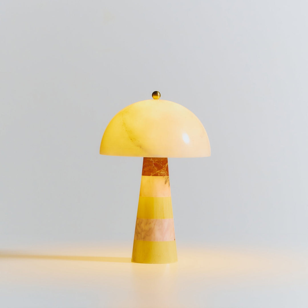 Mármol veteado: lámpara de mesa de diseño orgánico, perfecta para luz ambiente en el hogar.