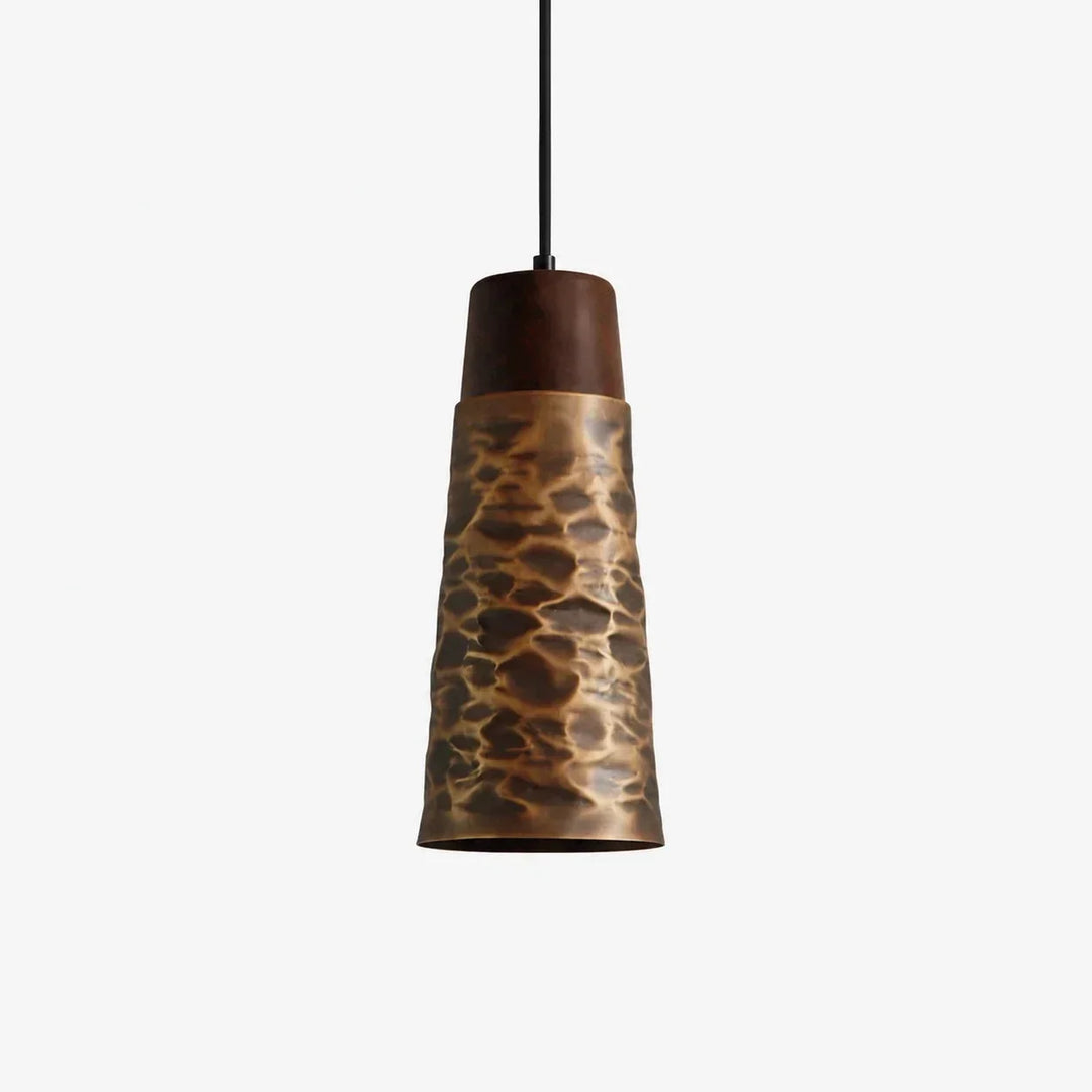 Ambiente acogedor con lámpara industrial de cobre martillado, ideal para cafeterías o estudios.