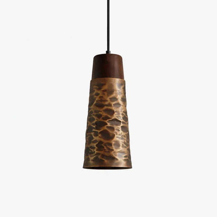 Ambiente acogedor con lámpara industrial de cobre martillado, ideal para cafeterías o estudios.