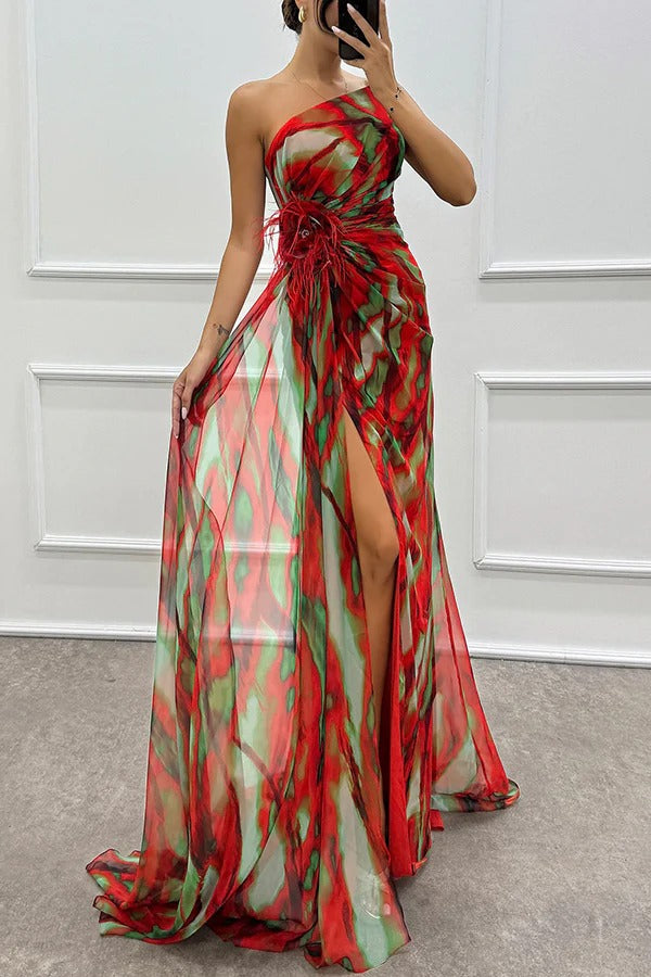 Vestido largo asimétrico rojo de corte elegante. Para mujer, con atrevida abertura. Moda fiesta noche.