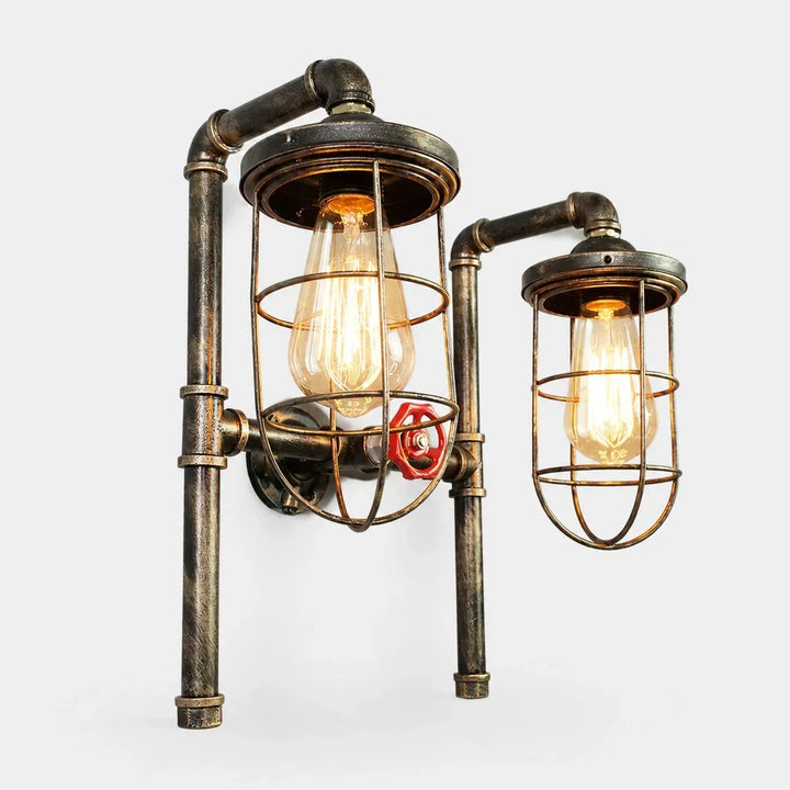 Aplique de pared industrial vintage con jaula metálica negra, ideal para iluminación rústica.